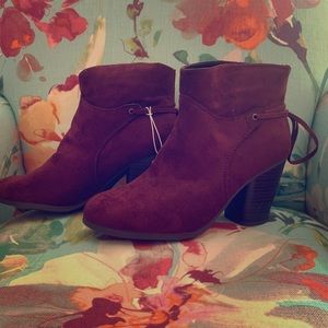 Cute ankle maroon boots size 8
